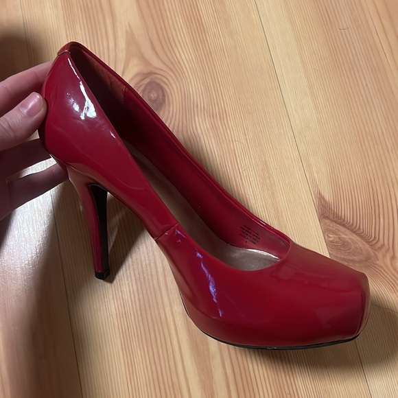 Red Patent Leather High Heels - Picture 4 of 9